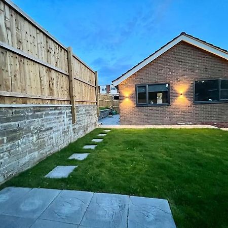 Modern Bungalow In Good Location Aberdulais Bagian luar foto