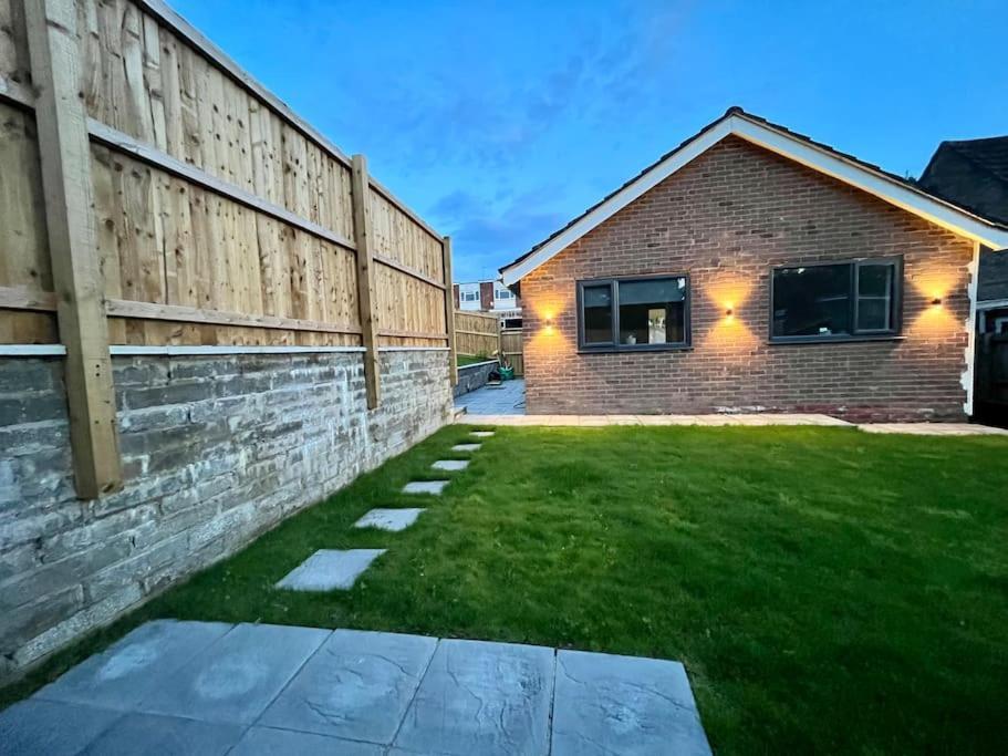 Modern Bungalow In Good Location Aberdulais Bagian luar foto