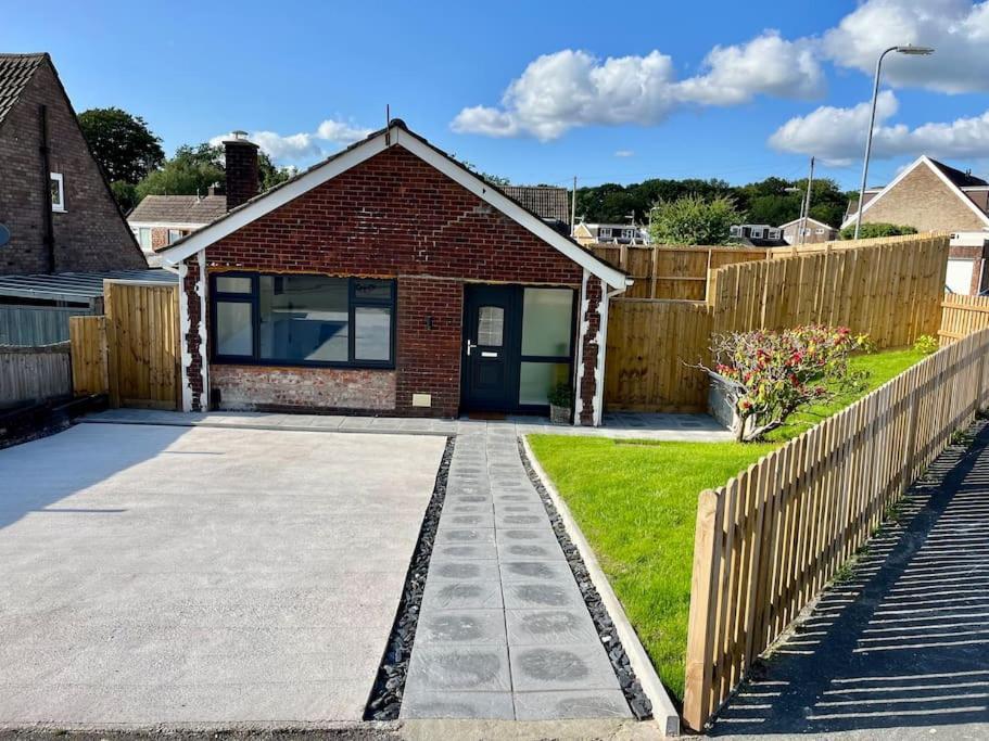 Modern Bungalow In Good Location Aberdulais Bagian luar foto