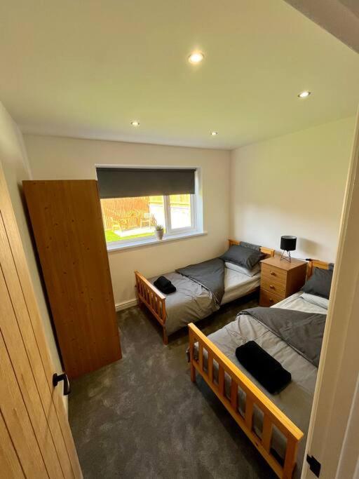 Modern Bungalow In Good Location Aberdulais Bagian luar foto